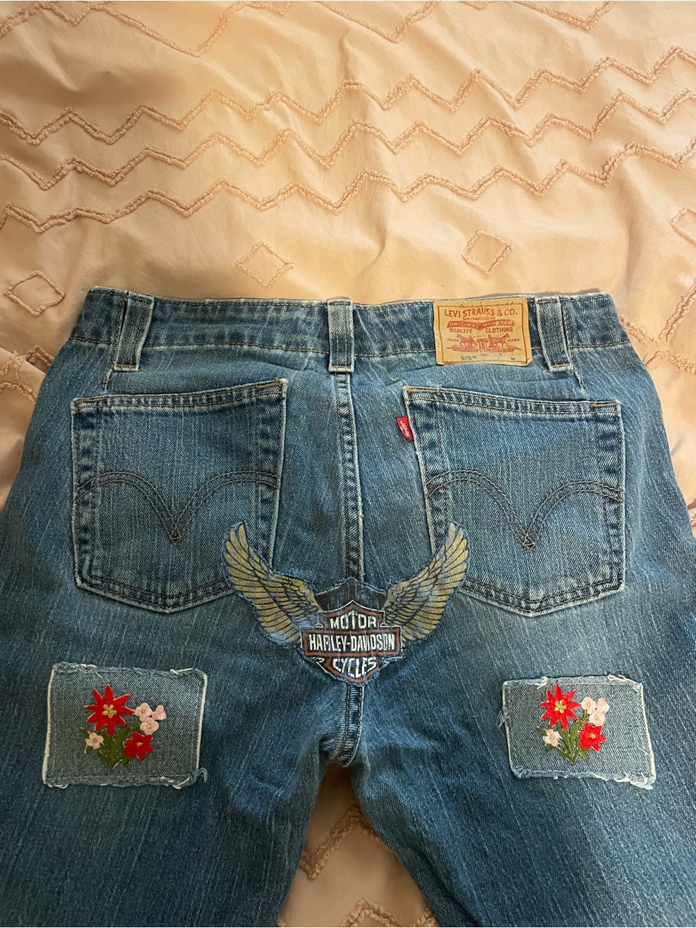 Bootcut levi’s with cool vintage patches